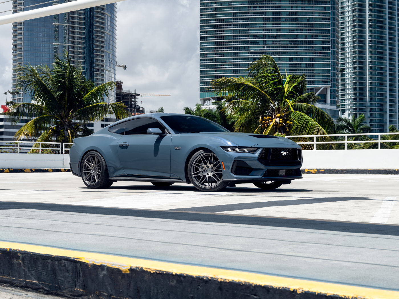 Автомобиль Ford Mustang Dark Horse у небоскребов