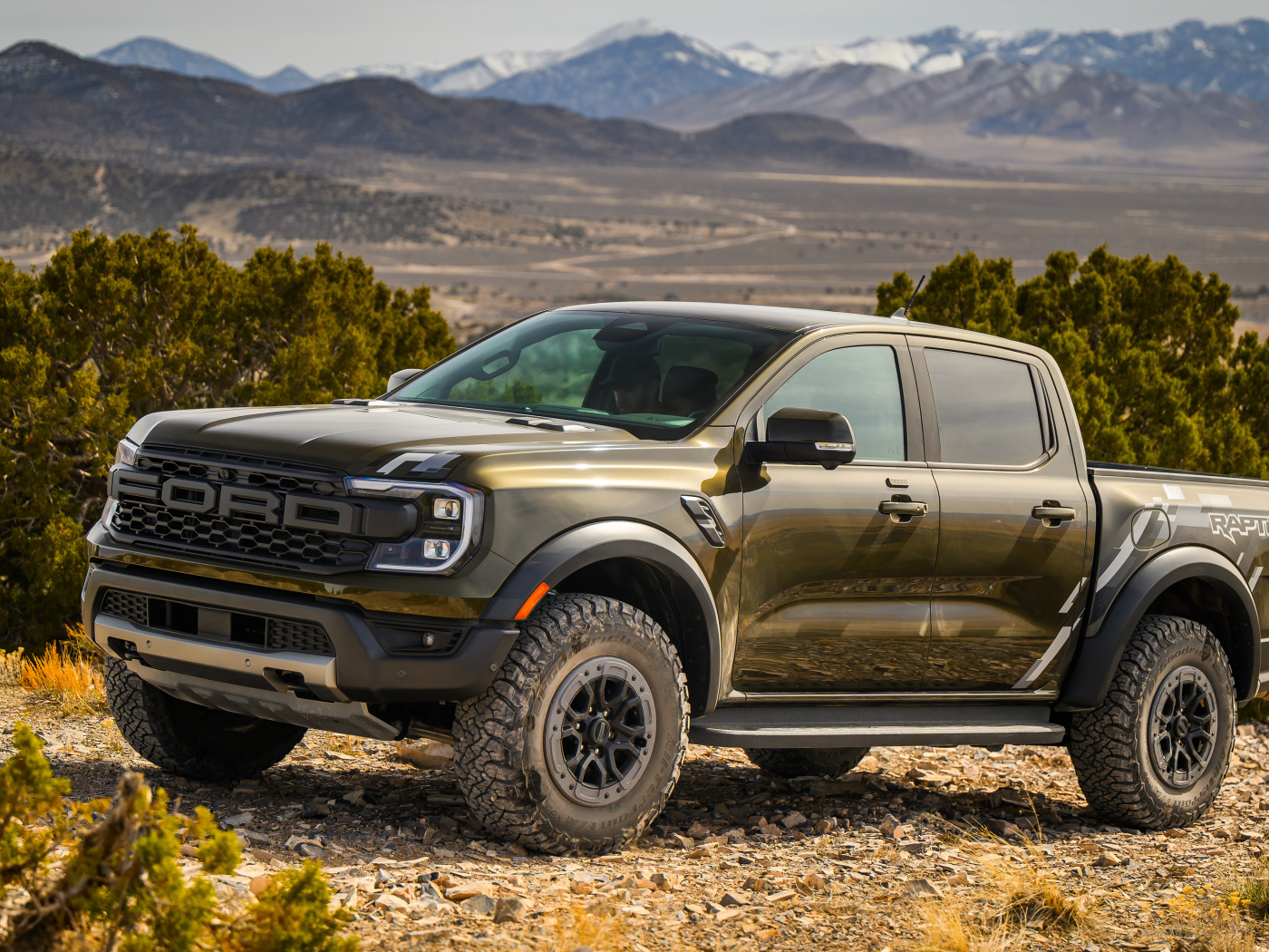 Зеленый пикап Ford Ranger Raptor 2024  года