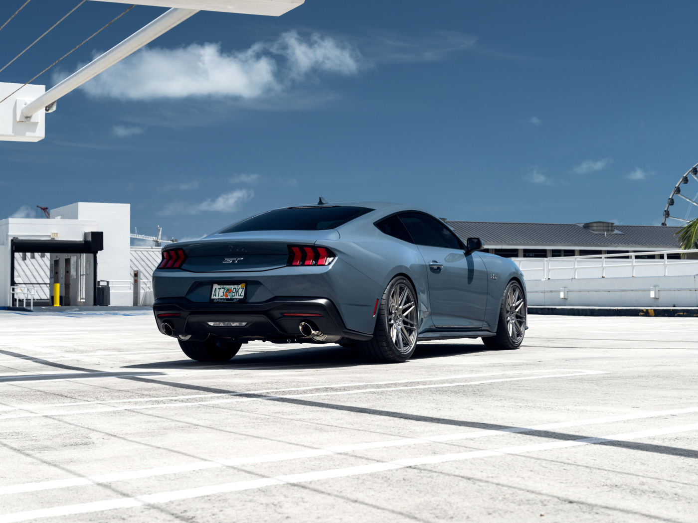 Вид сзади на автомобиль Ford Mustang GT