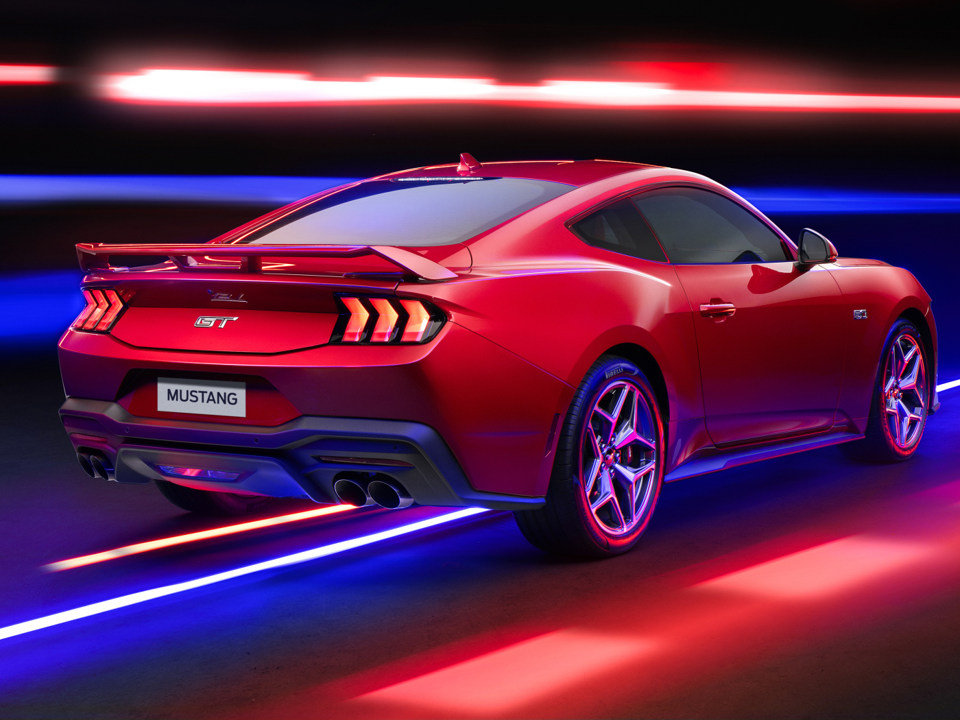 Вид сзади на красный автомобиль Ford Mustang GT Performance 2024 года