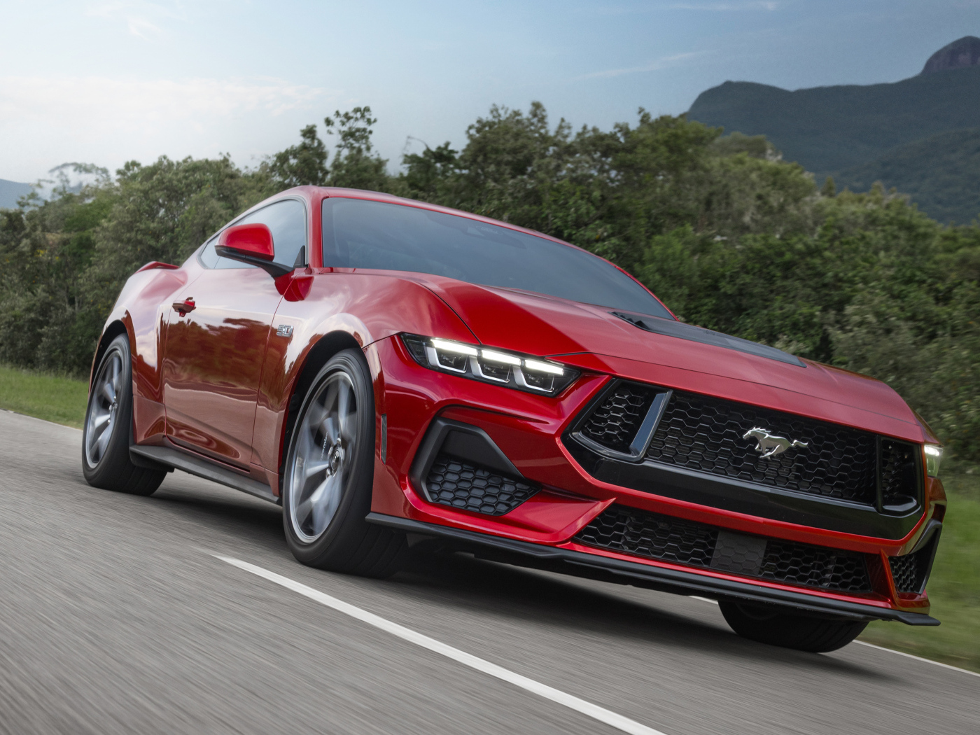 Красный автомобиль Ford Mustang GT Performance 2024 года