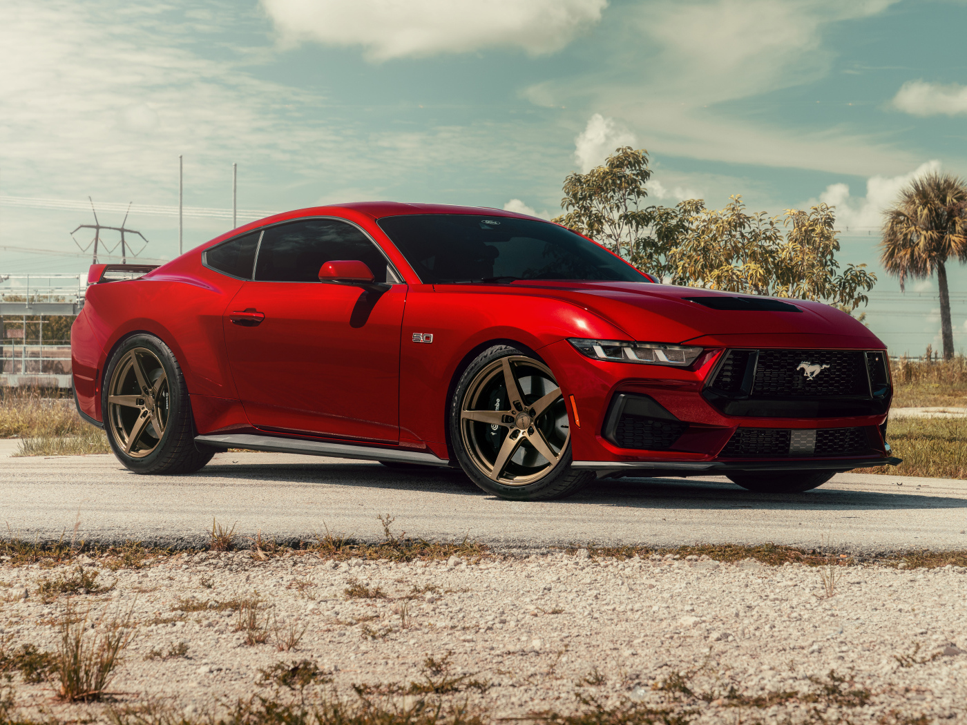 Красный Ford Mustang GT S650 на дороге