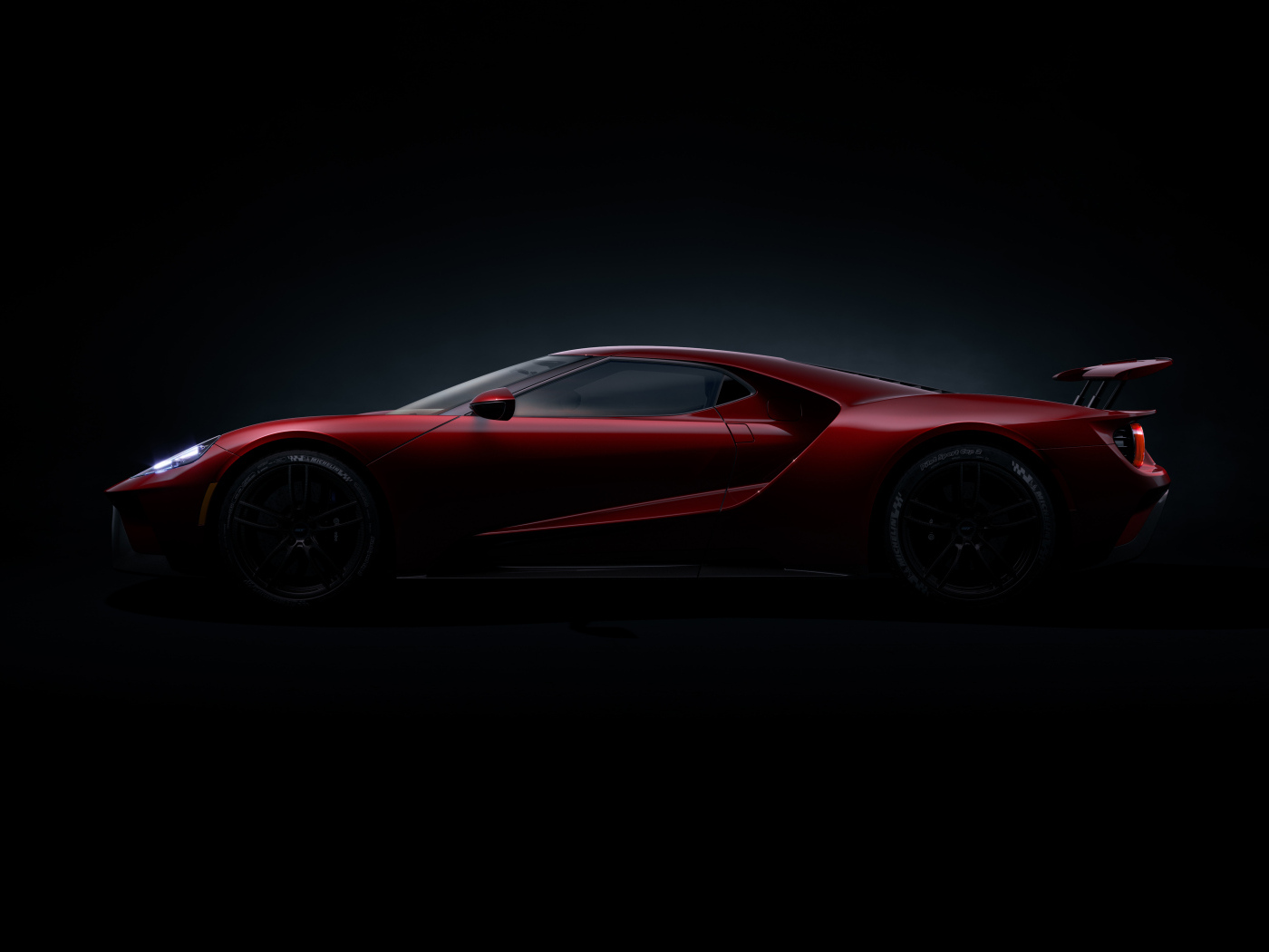 Вид сбоку на красный автомобиль Ford GT