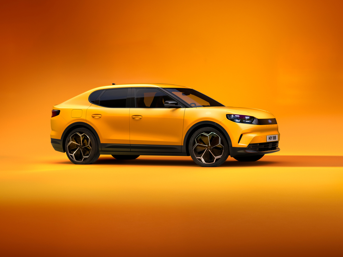 Вид сбоку на желтый внедорожник  Ford Capri 2024 года