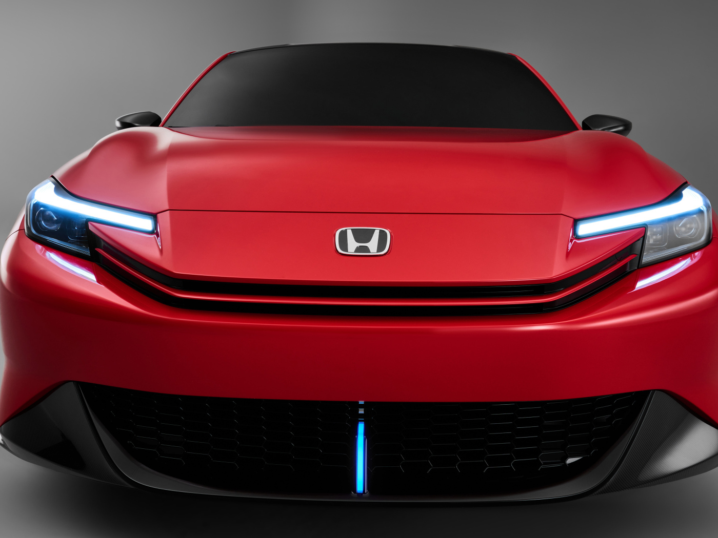 Вид спереди на красный автомобиль Honda Prelude Concept 2024 года