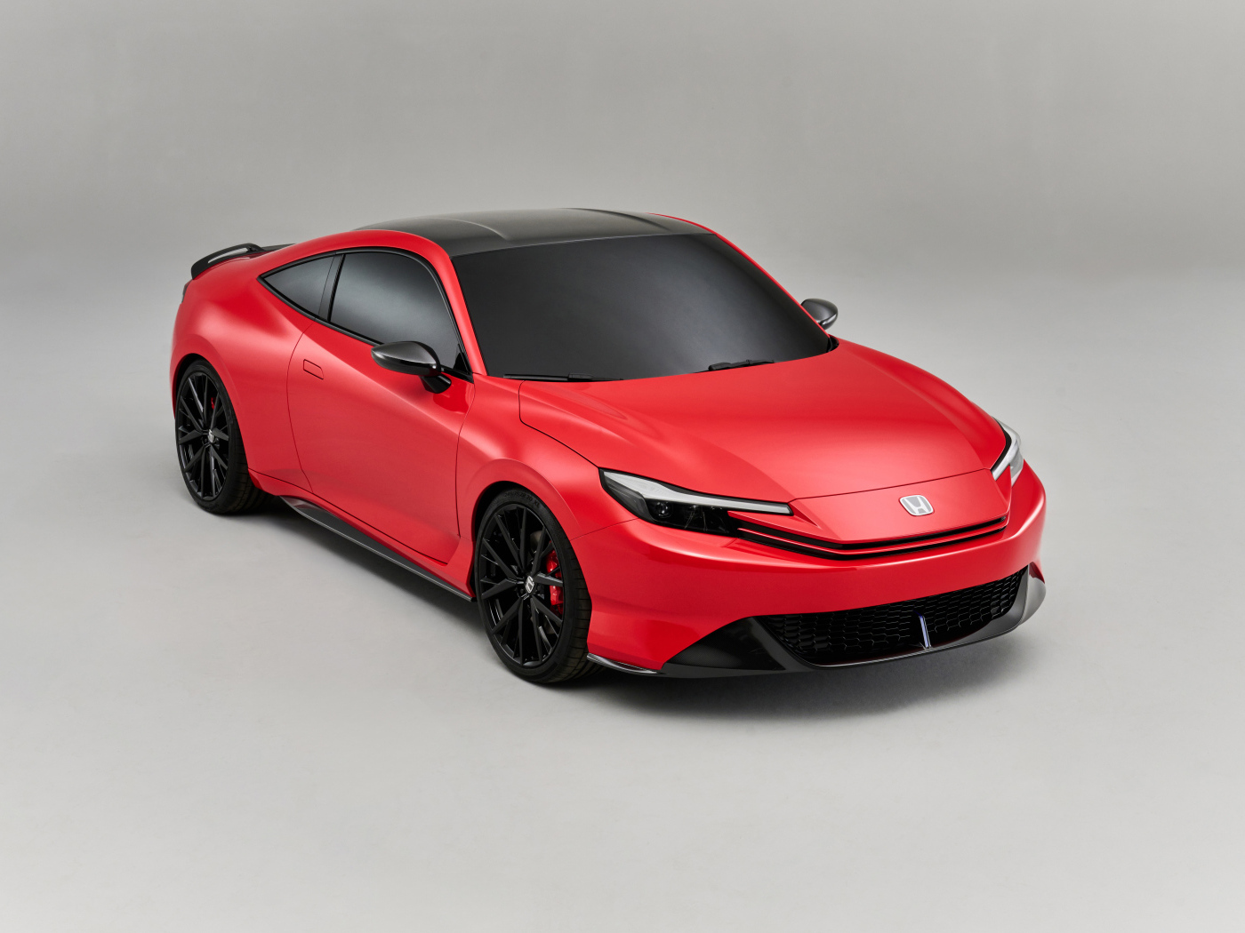 Красный автомобиль Honda Prelude Concept 2024 года на сером фоне