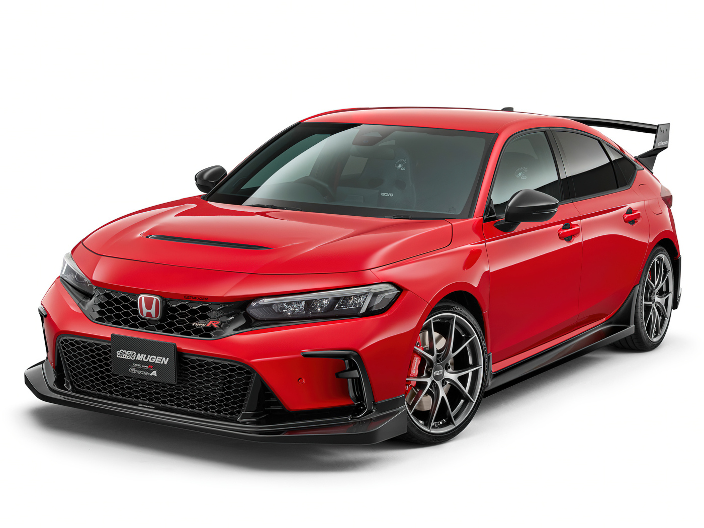 Красный автомобиль Mugen Honda Civic Type R 2024 года на белом фоне
