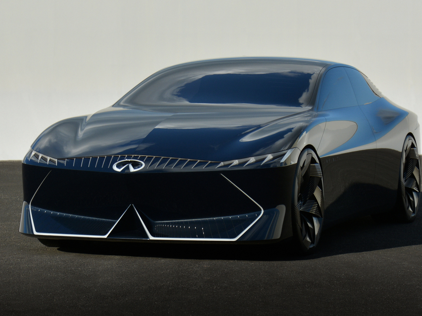 Черный автомобиль Infiniti Vision Qe