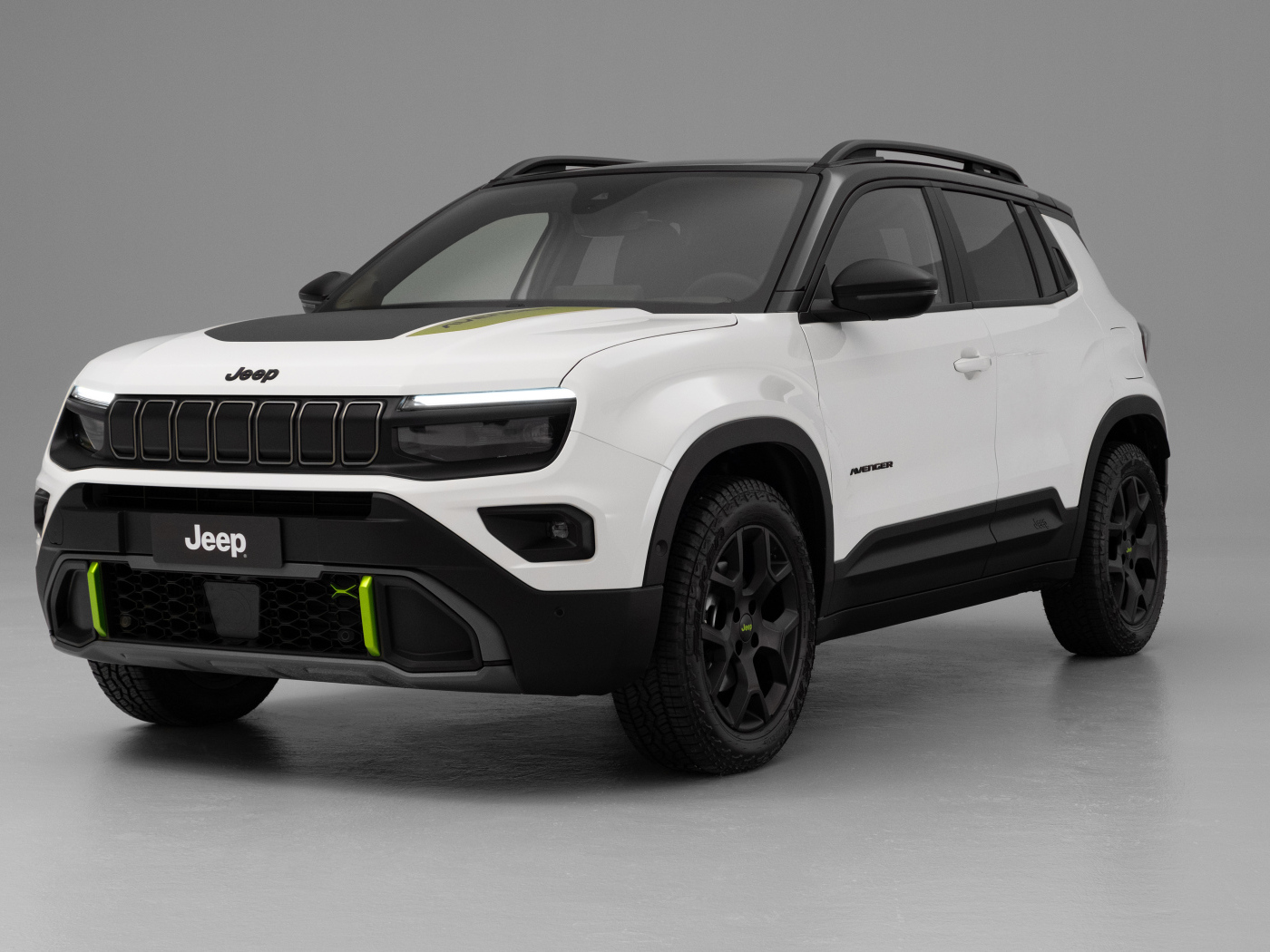 Белый внедорожник Jeep Avenger 4xe 2024 года