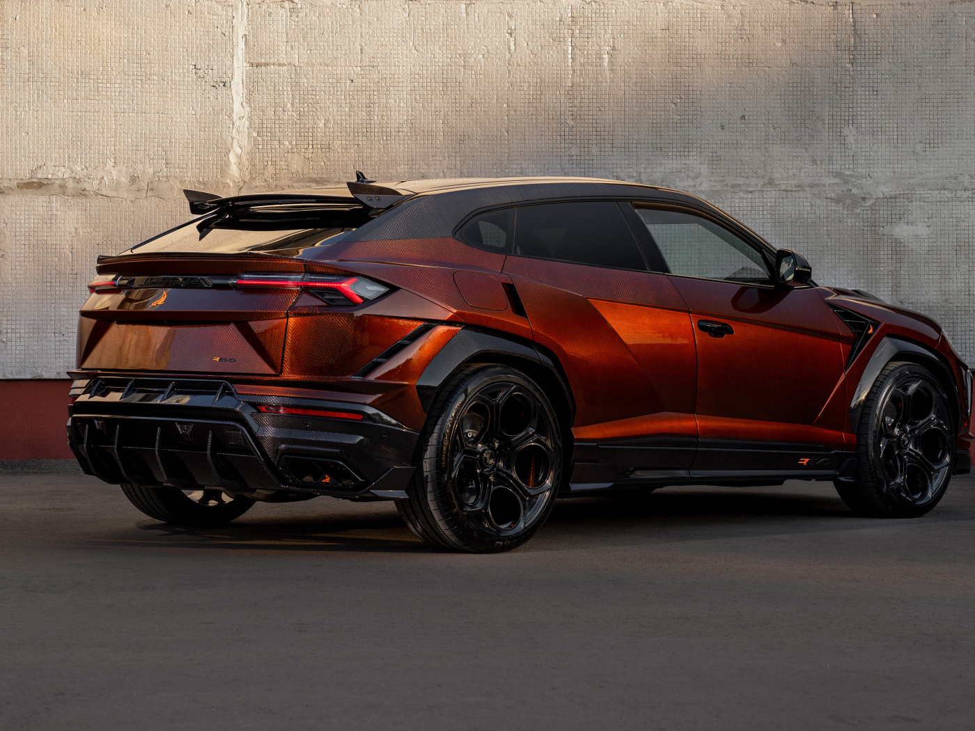 Вид сзади на автомобиль Lamborghini Urus REvo Stealth Edition 2024 года