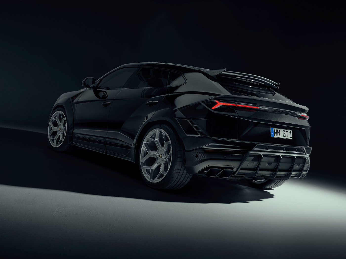 Черный автомобиль Lamborghini Urus  вид сзади
