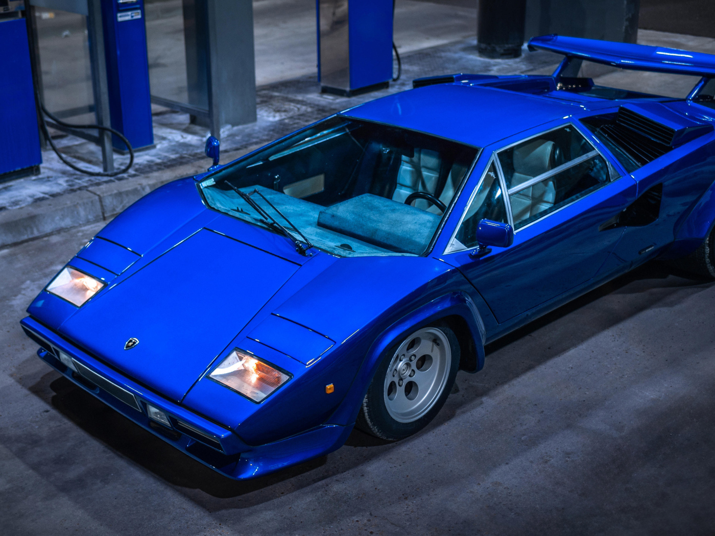 Синий автомобиль  Lamborghini Countach LP400 вид сверху