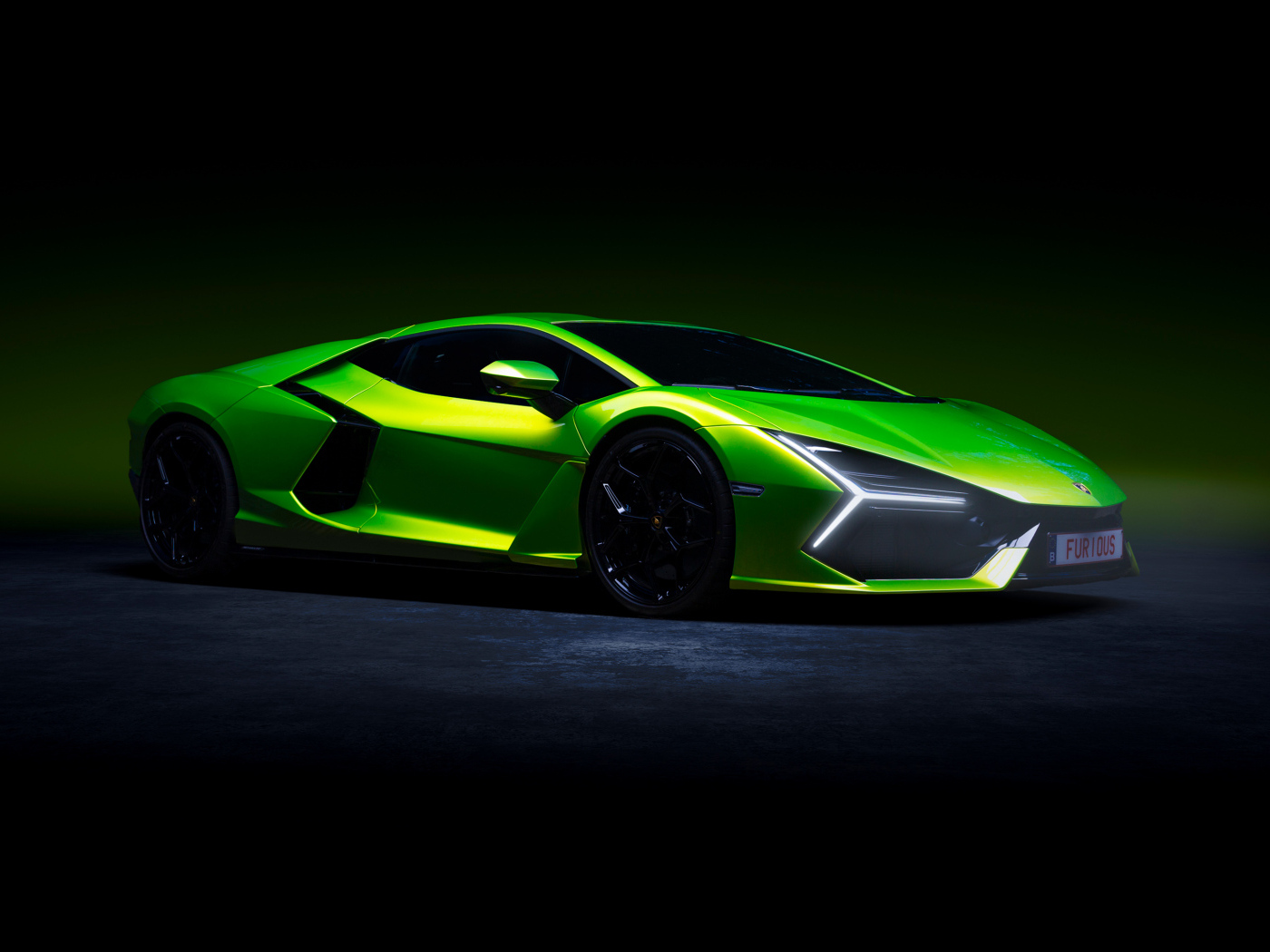 Зеленый суперкар Lamborghini Revuelto на черном фоне