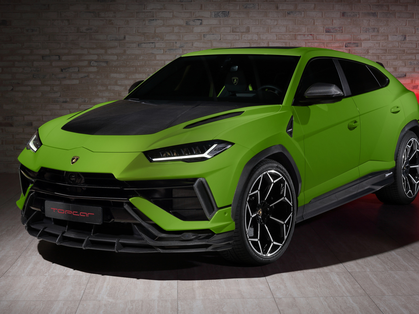 Зеленый автомобиль Lamborghini Urus Performante 2024 года вид спереди