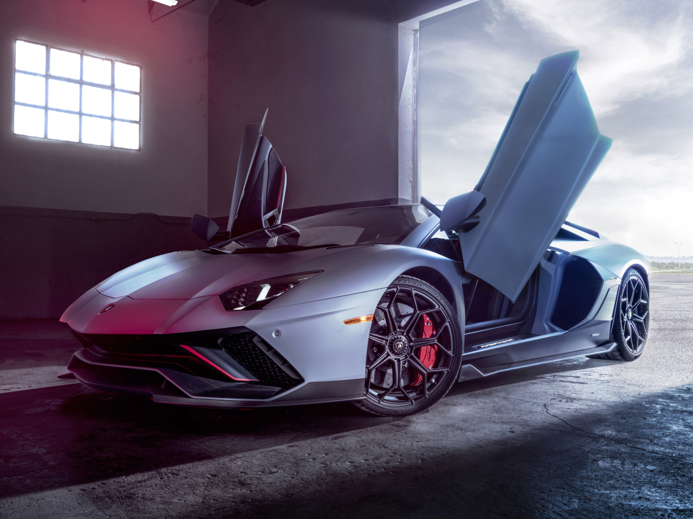 Автомобиль Lamborghini Aventador LP с открытыми дверями