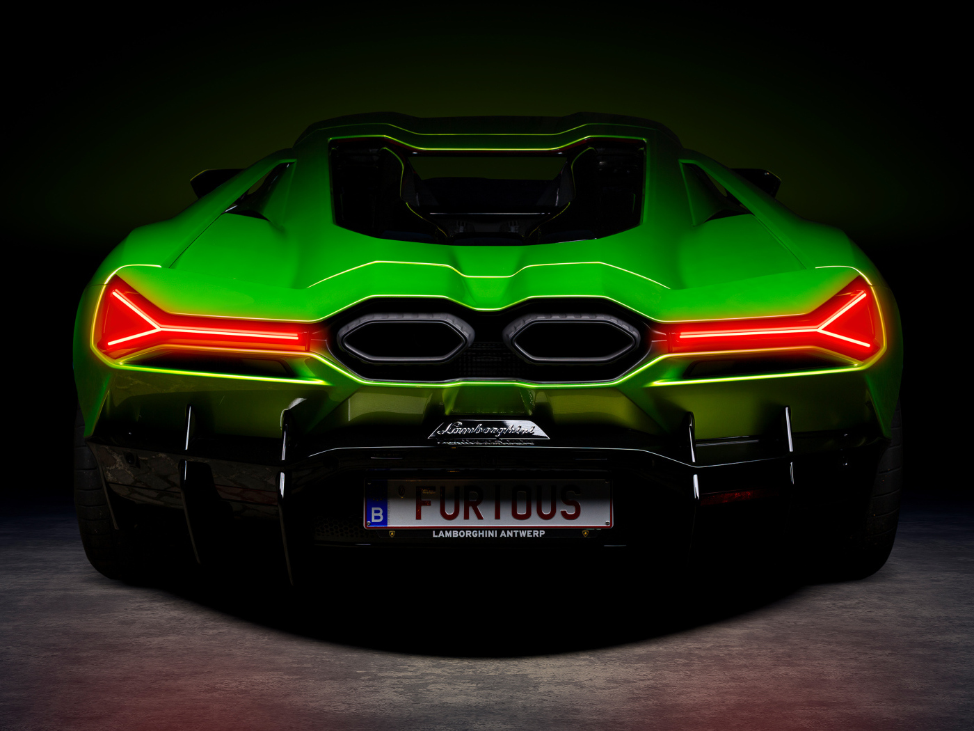 Вид сзади на зеленый автомобиль Lamborghini Revuelto