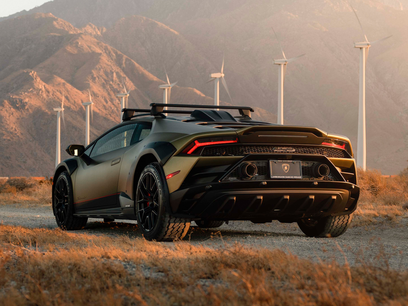 Вид сзади на новый автомобиль Lamborghini Huracán Sterrato 2024 года