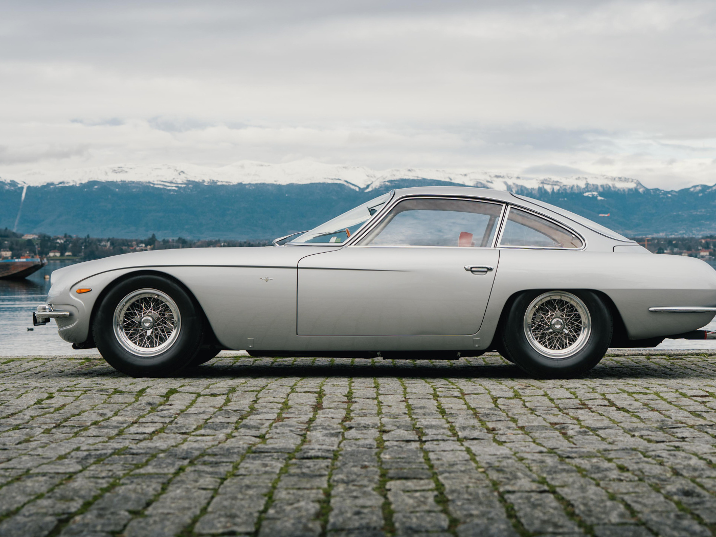 Вид сбоку на автомобиль Lamborghini 350 GT