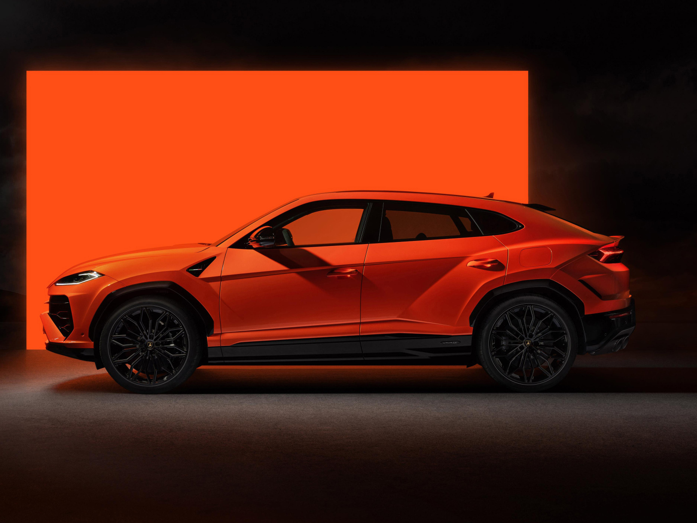 Вид сбоку на автомобиль Lamborghini Urus SE Plug-In Hybrid