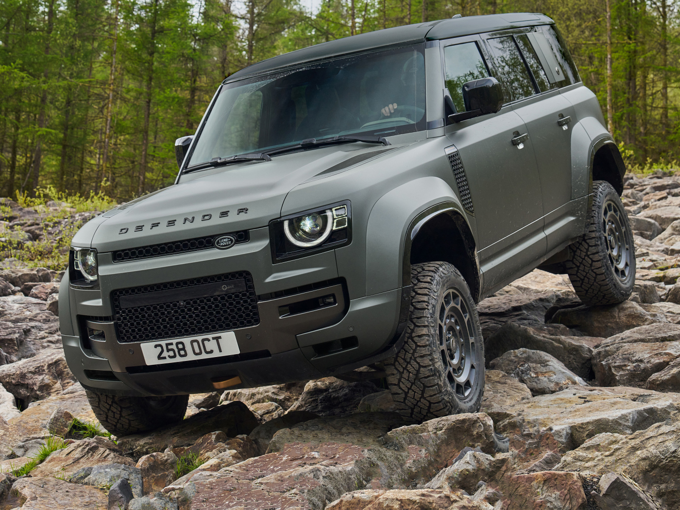 Внедорожник Land Rover Defender OCTA 2024 года на камнях