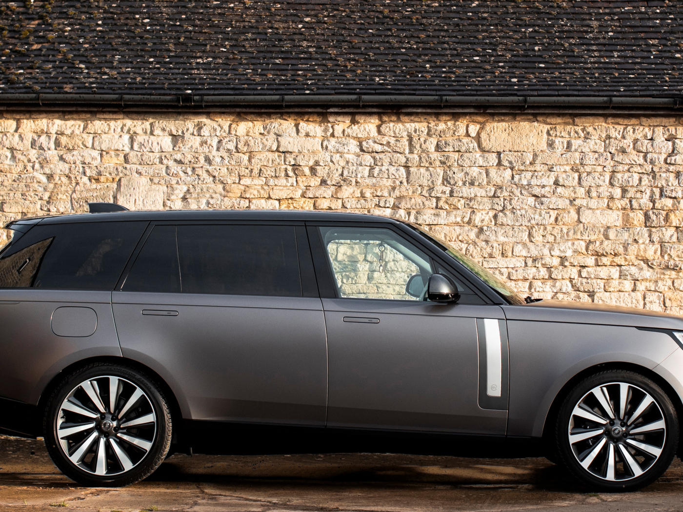 Вид сбоку на автомобиль Range Rover SV Burford Edition 2024 года