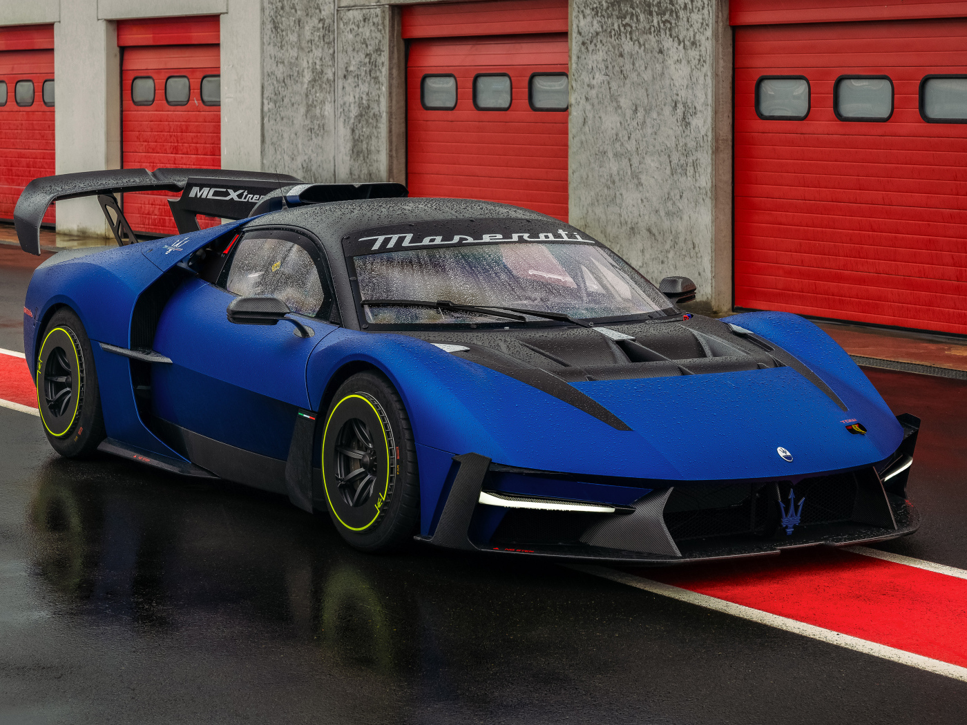 Синий быстрый автомобиль Maserati MCXtrema