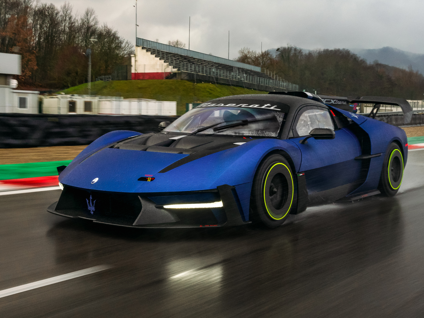 Синий спортивный автомобиль Maserati MCXtrema