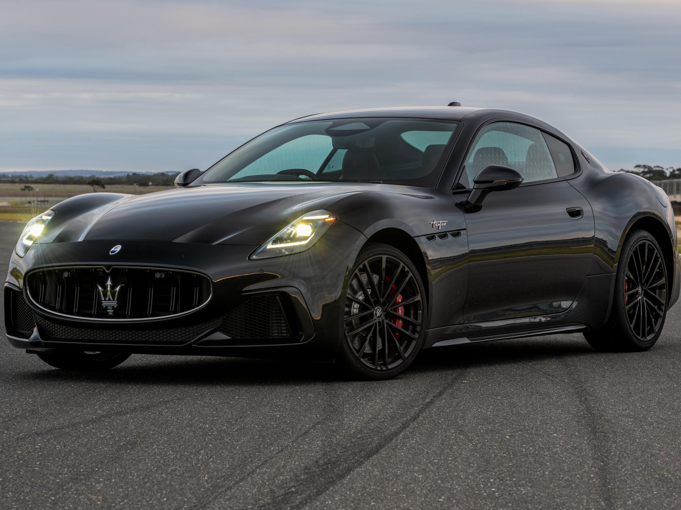 Дорогой черный Maserati GranTurismo Trofeo 2024 года