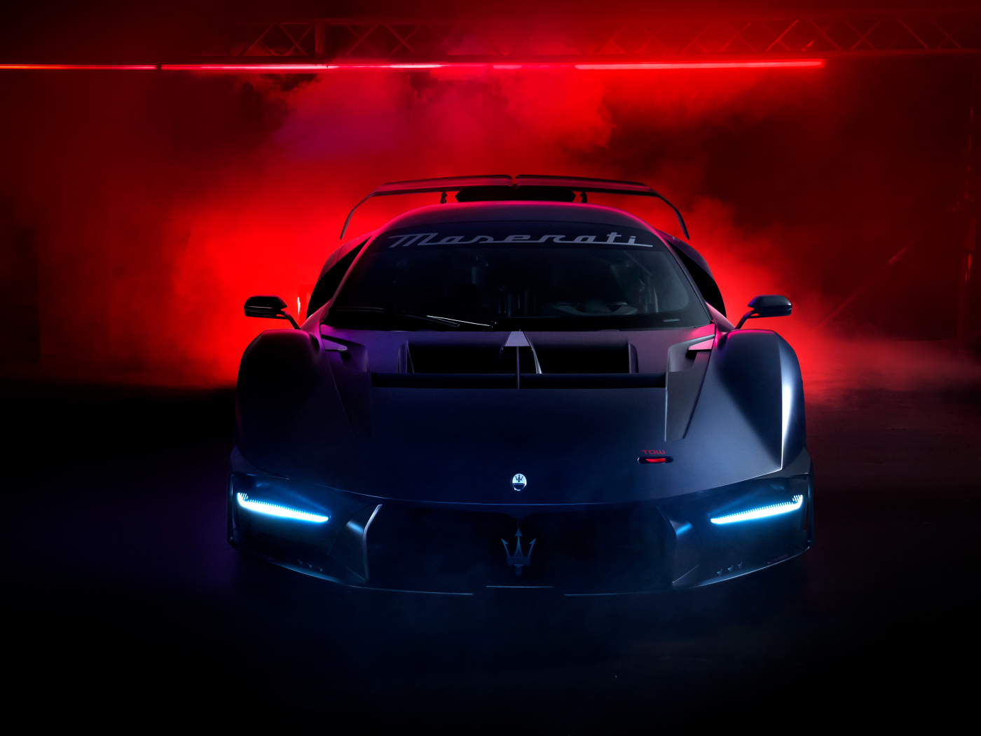 Вид спереди на автомобиль Maserati MCXtrema