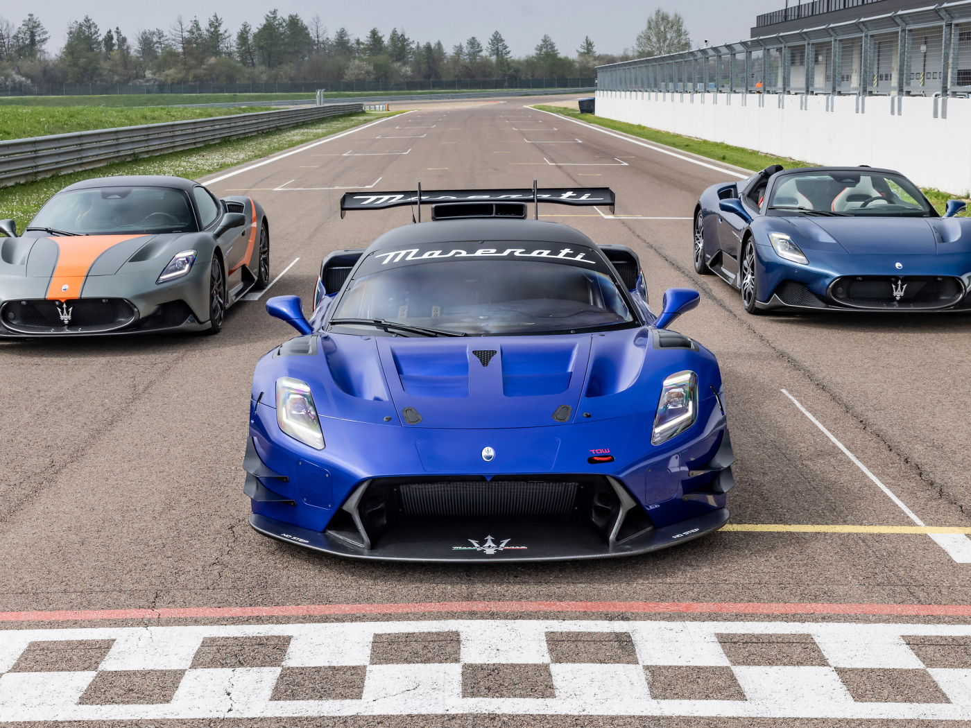 Спортивные автомобили Maserati MC20 на старте