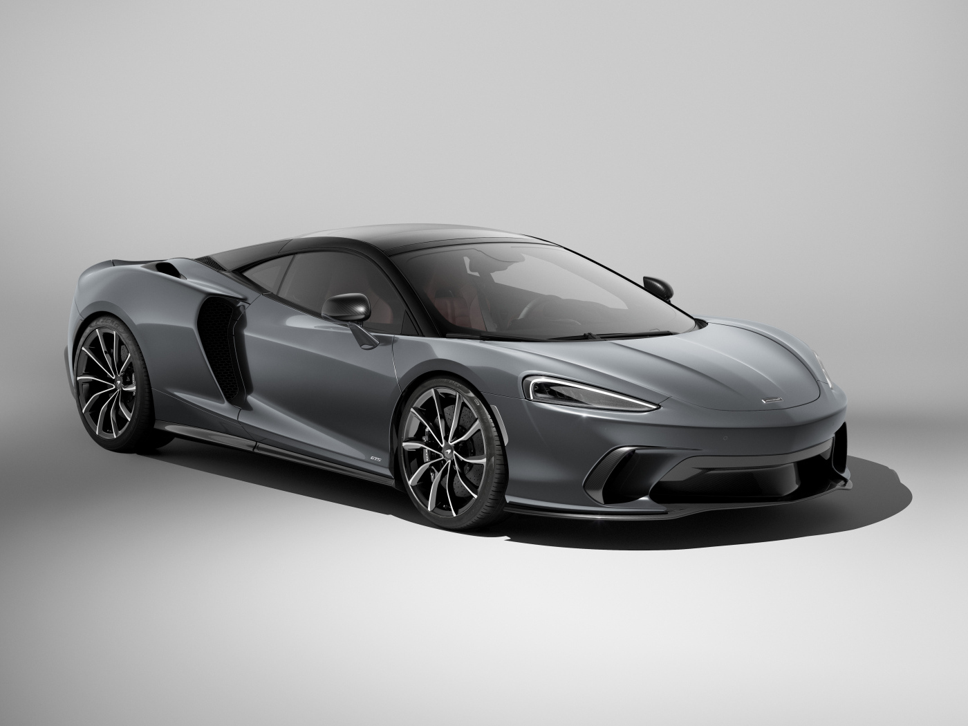 Серебристый автомобиль McLaren GTS 2024 года