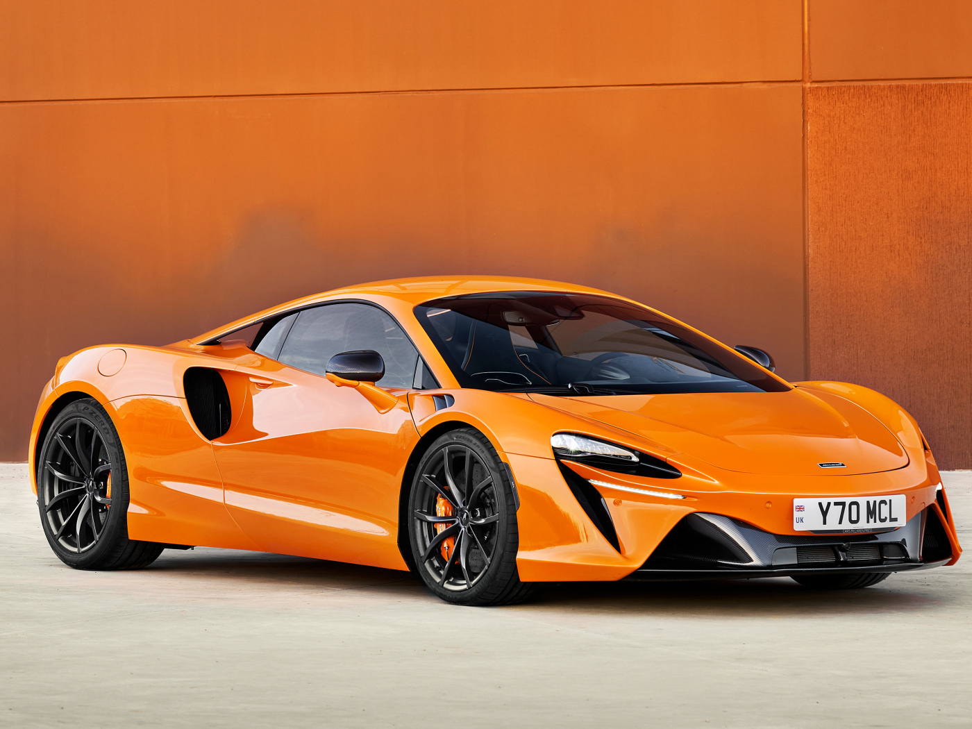 Вид на быстрый автомобиль McLaren Artura