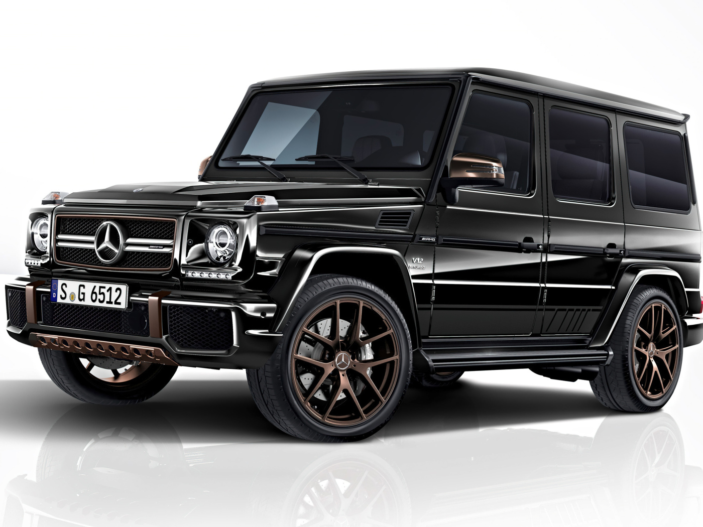 Черный джип Mercedes-AMG G65 на белом фоне