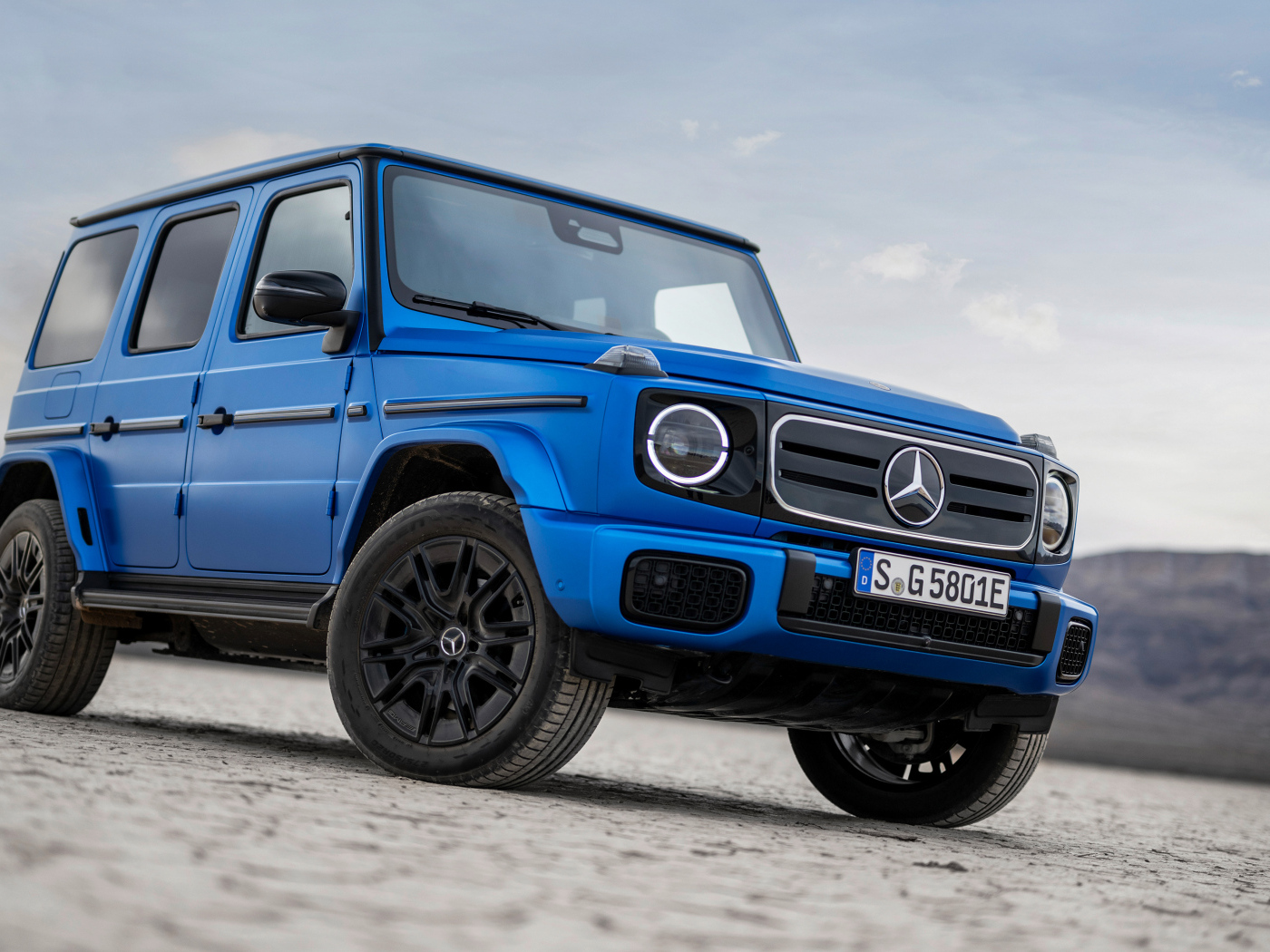 Синий внедорожник Mercedes-Benz G 580 With EQ Technology Edition One 2024 года