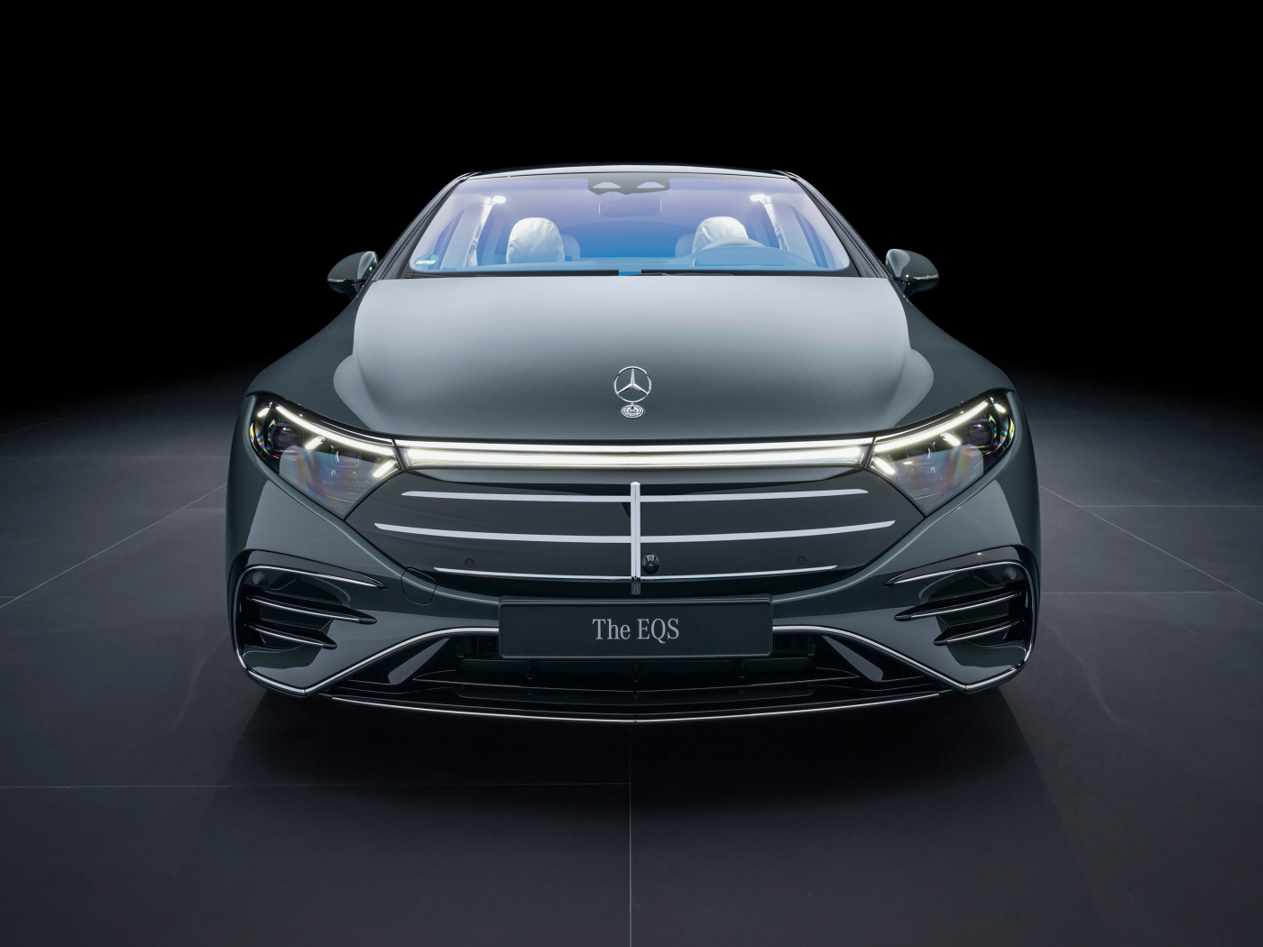 Вид спереди на дорогой автомобиль Mercedes-Benz EQS 580 4MATIC AMG Line 2024  года