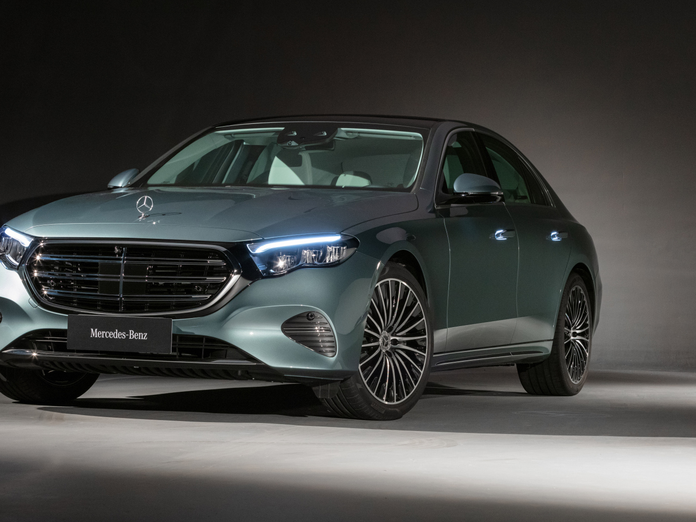 Вид спереди на автомобиль Mercedes-Benz E 300 Exclusive 2024 года