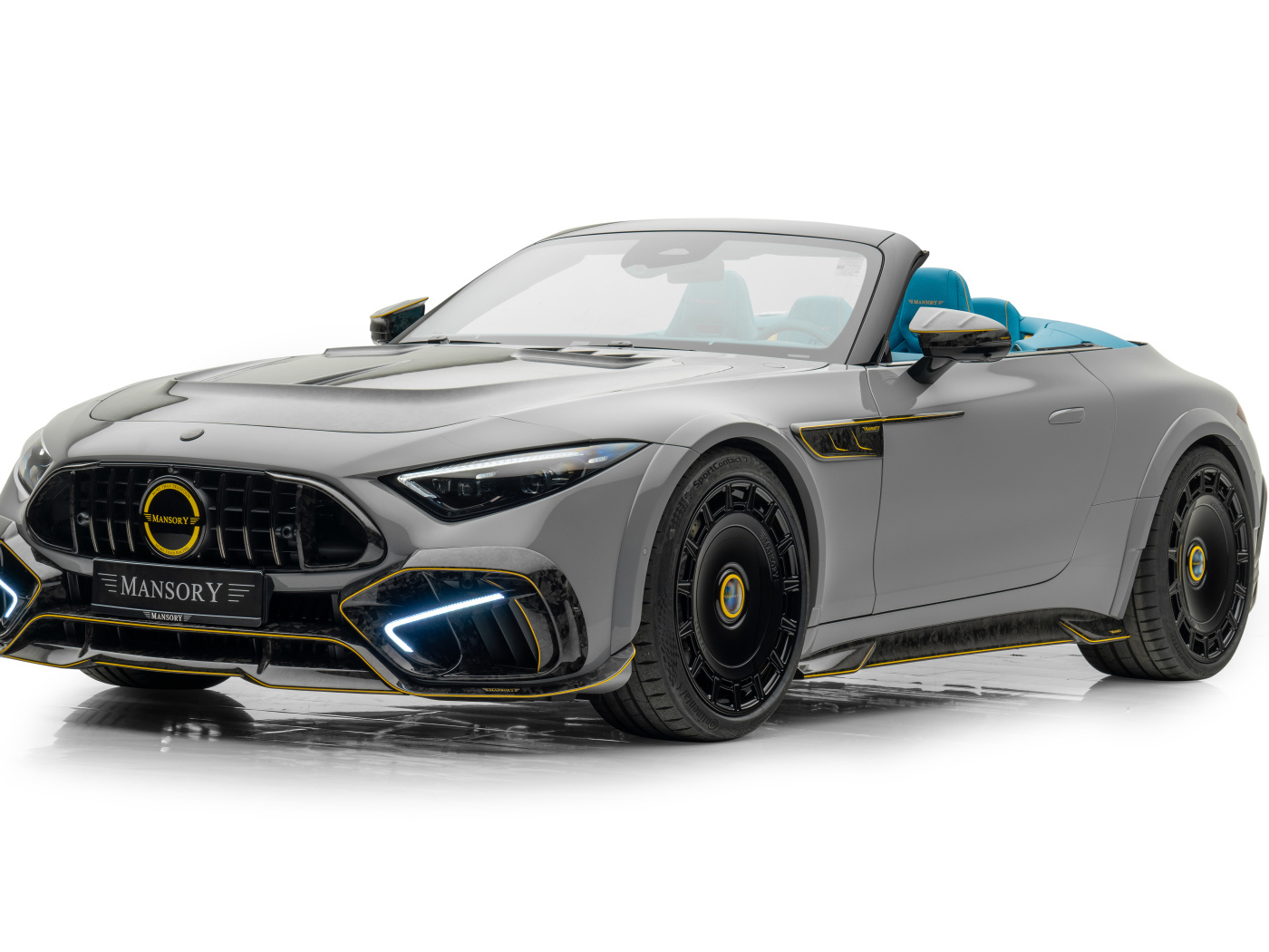 Вид спереди на автомобиль Mansory Mercedes-AMG SL 63 4MATIC+ Widebody на белом фоне