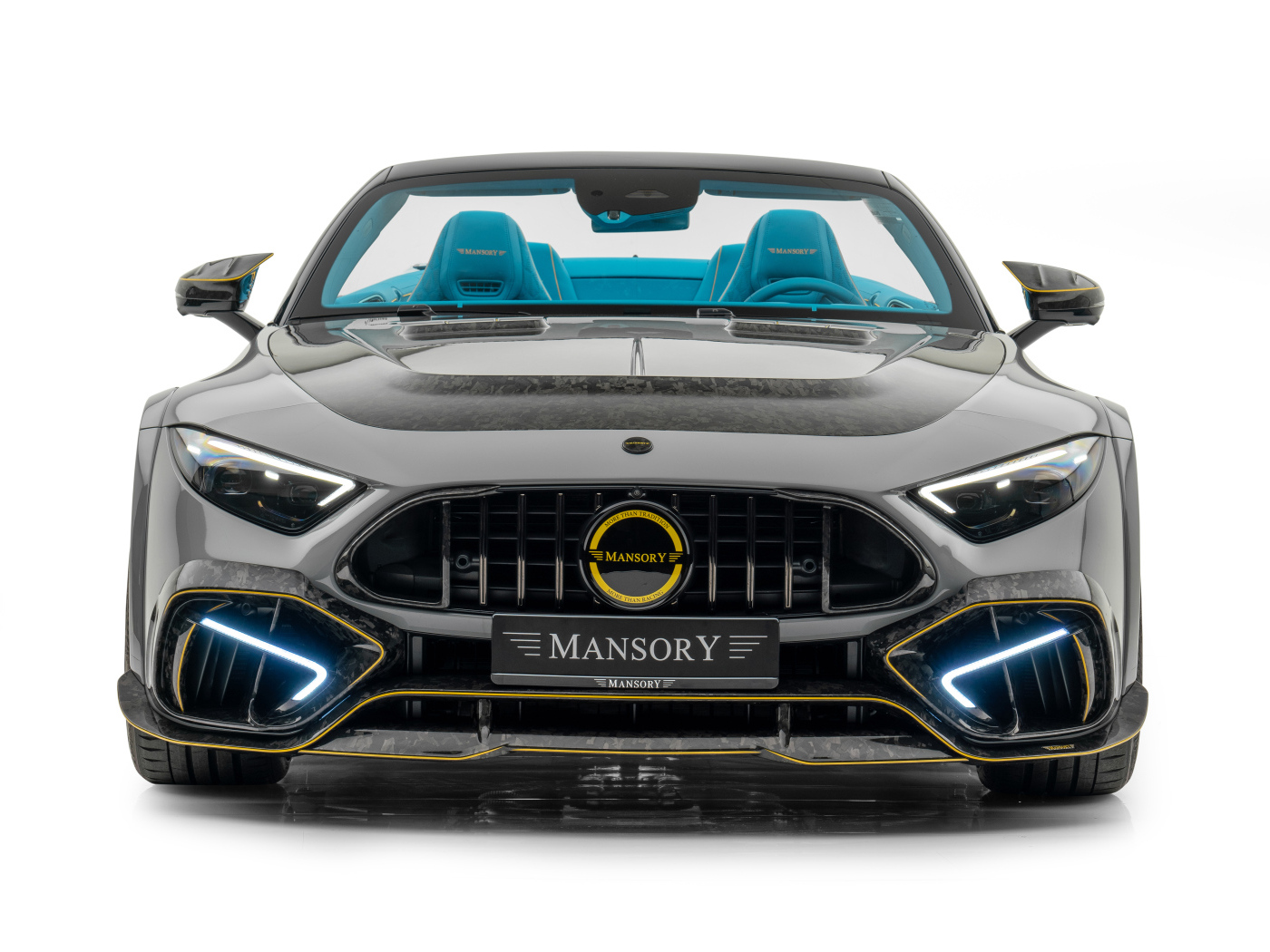 Вид спереди на черный автомобиль Mansory Mercedes-AMG SL 63 4MATIC+ Widebody