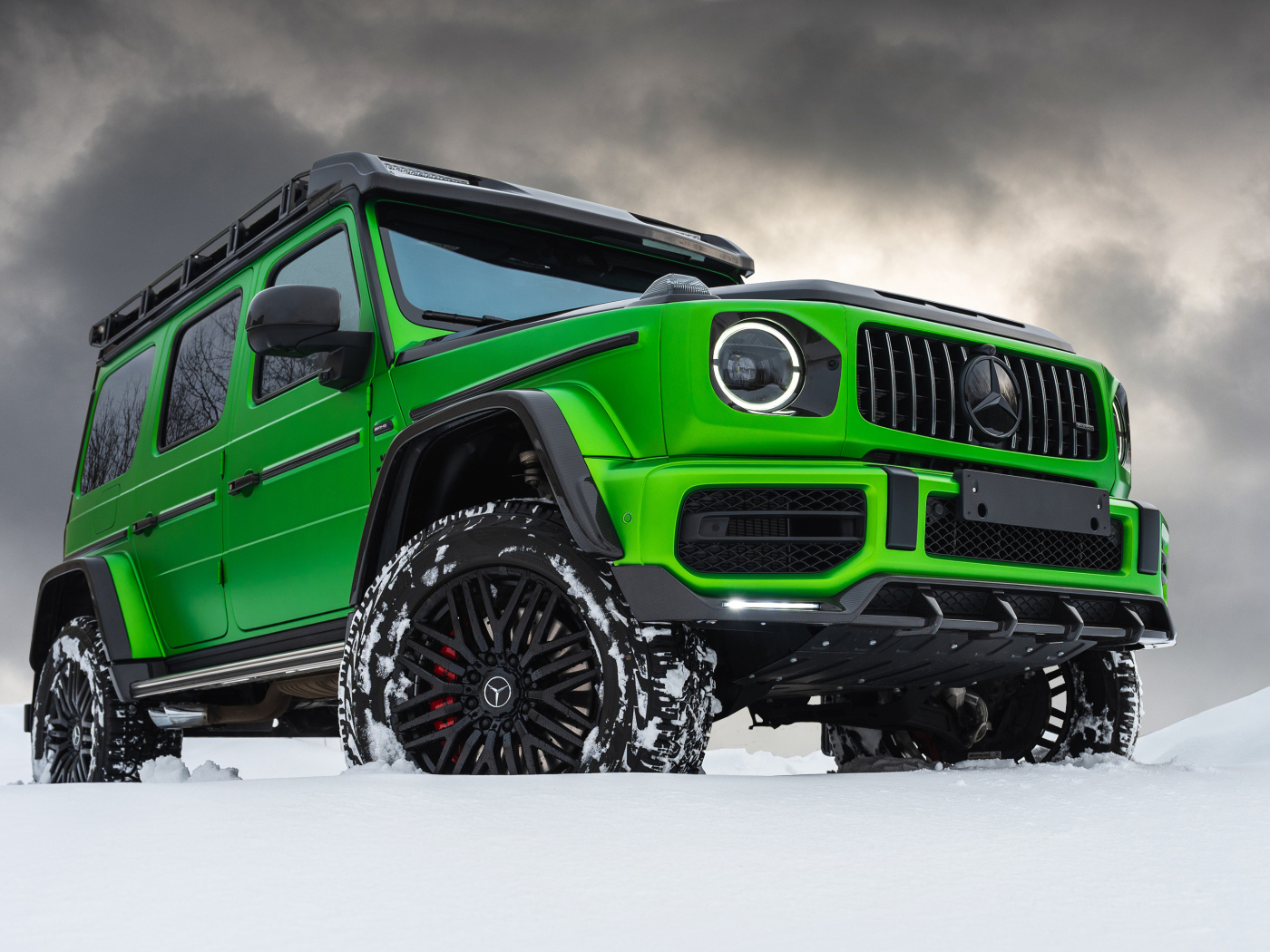 Вид спереди на зеленый  джип Mercedes-AMG G 63 Inferno 4x4