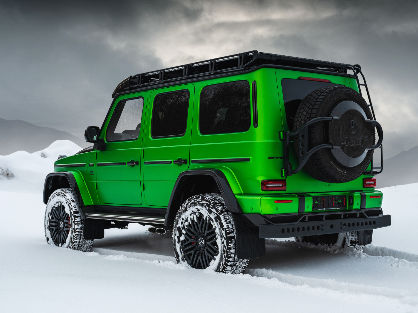 Зеленый джип Mercedes-AMG G 63 Inferno 4x4 на снегу