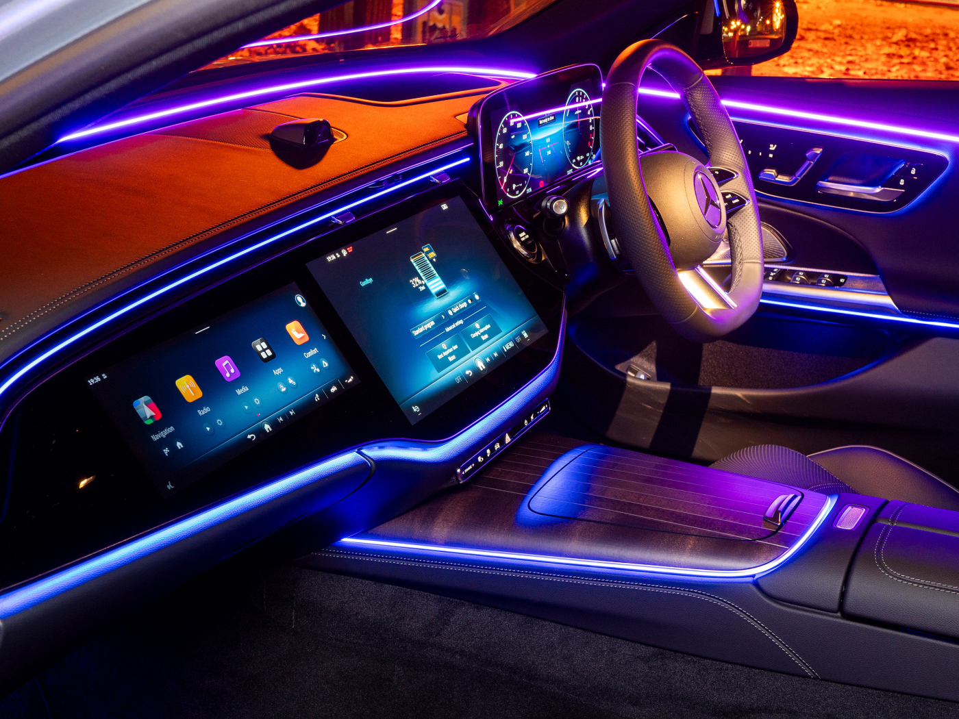 Салон автомобиля Mercedes-Benz E 300 E AMG Line с подсветкой