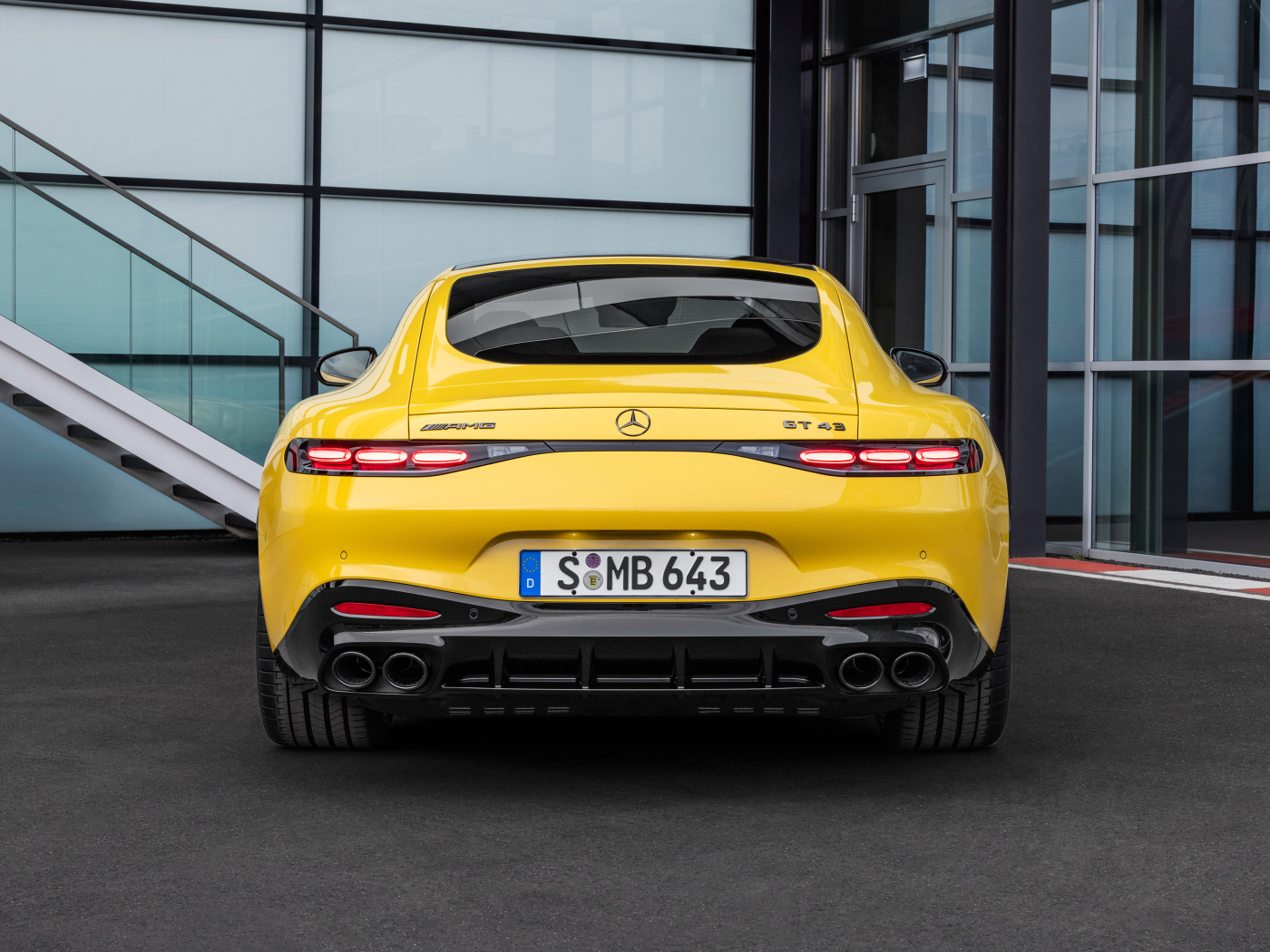 Вид сзади на автомобиль Mercedes-AMG GT 43 Coupe 2024 года