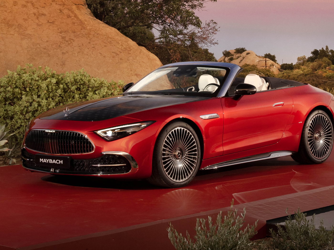 Красный автомобиль Mercedes-Maybach SL 680 Monogram Series 2024 года