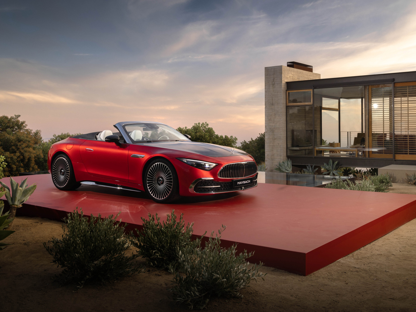 Красный автомобиль Mercedes-Maybach SL 680 Monogram Series 2024 года у дома