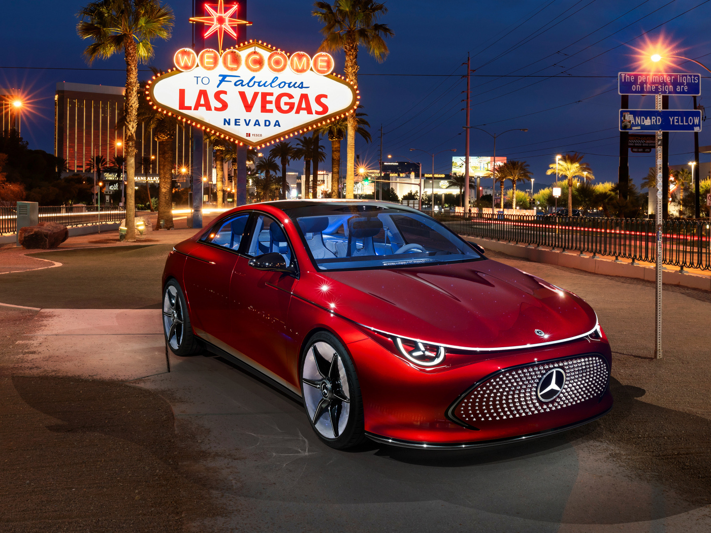 Красный автомобиль Mercedes-Benz Concept CLA Class