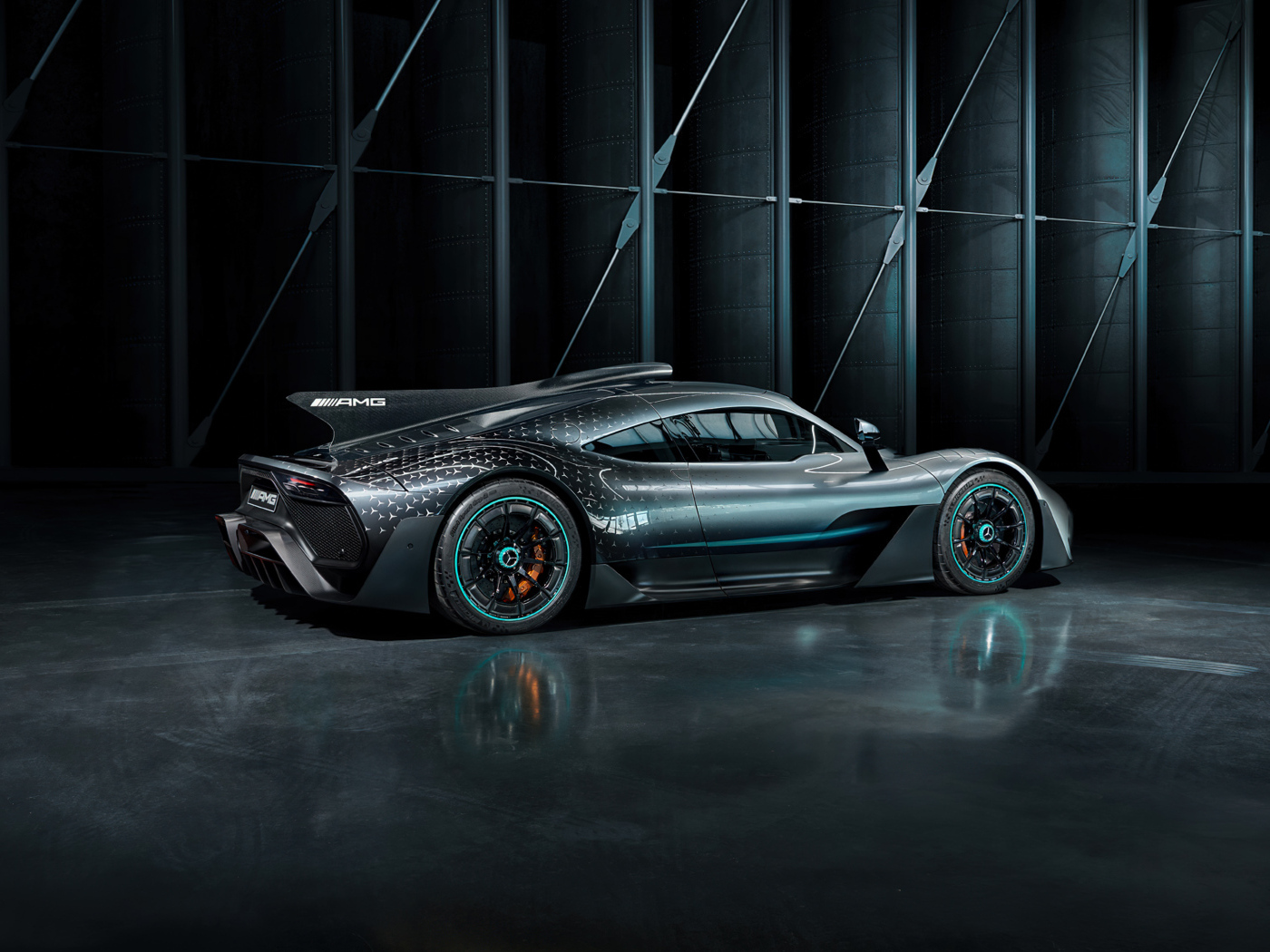 Вид сбоку на спортивный автомобиль Mercedes-AMG ONE