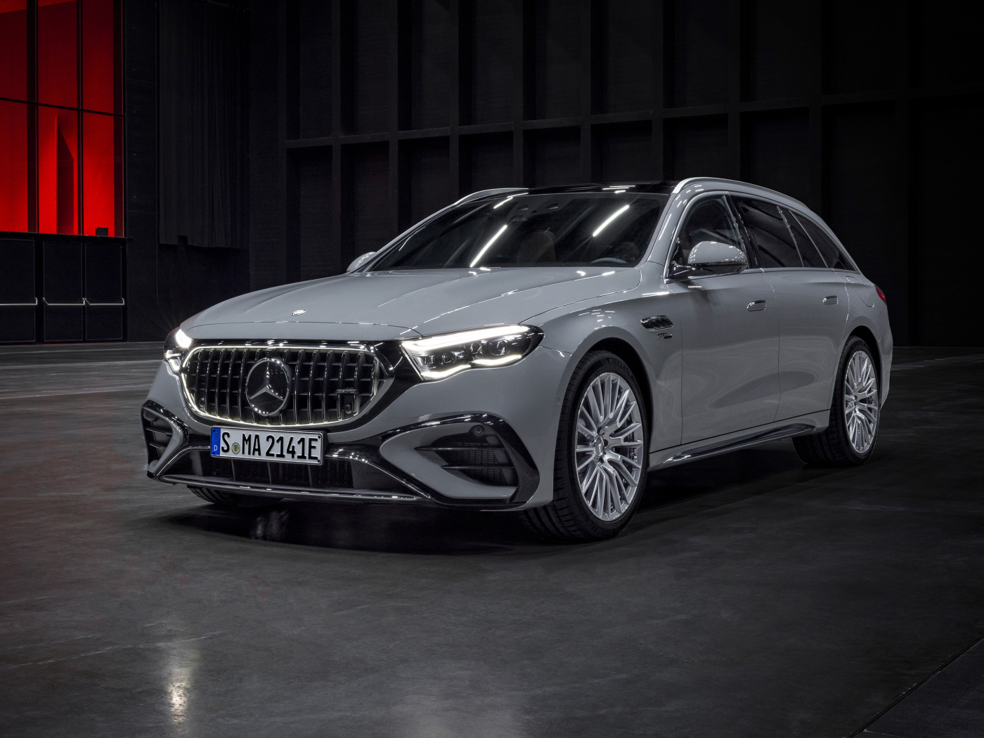 Серебристый автомобиль Mercedes-AMG E 53 HYBRID 4MATIC+ Estate 2024 года