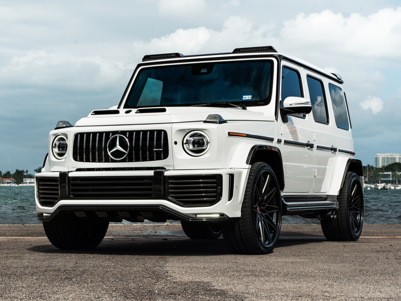 Белый автомобиль Urban Automotive Mercedes-AMG G 63 2024 года