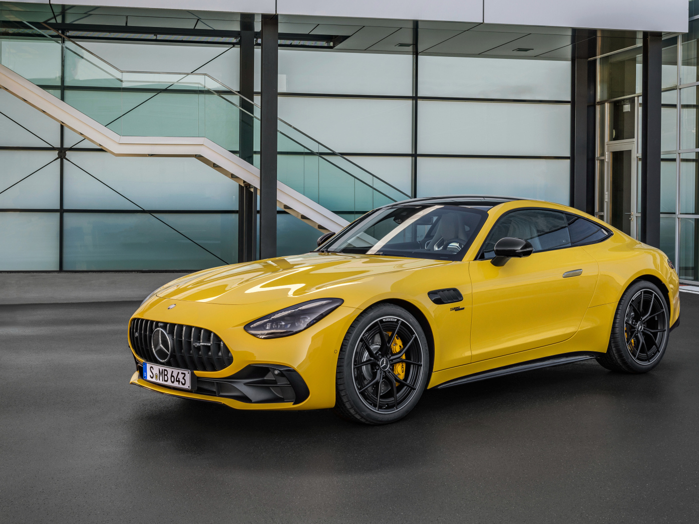 Желтый автомобиль Mercedes-AMG GT 43 Coupe 2024 года