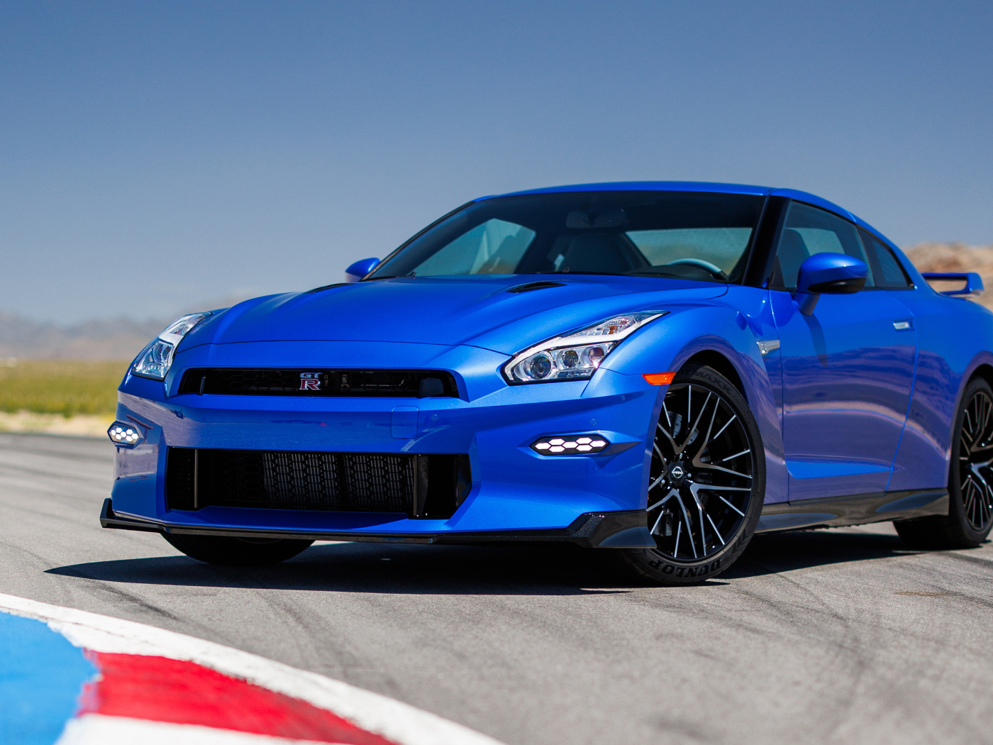 Синий автомобиль Nissan GT-R Skyline Edition 2024 года